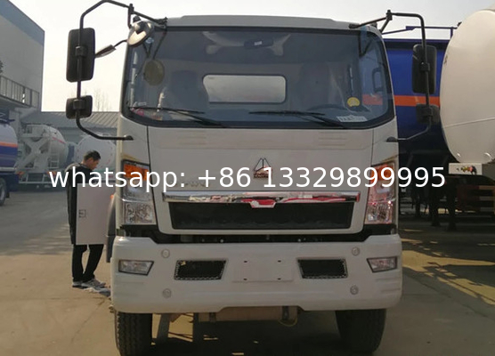 SINO TRUK HOWO 4*2 light duty 5cbm Bulk oil petrol tanker vehicle for sale, Good quality HOWO oil refueler vehicle