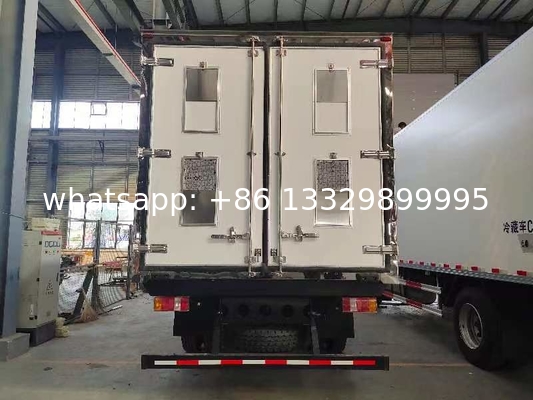 high quality competitive price SINOTRUK HOWO 4*2 RHD farm-oriented livestock poultry day old chicks transported vehicle